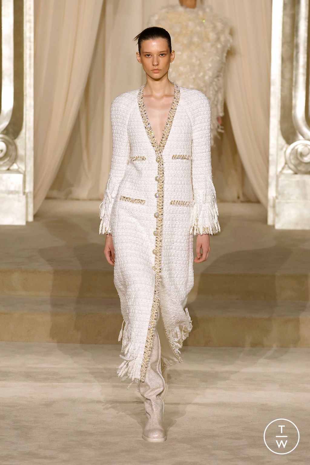 Fashion Week Paris Fall/Winter 2025 look 10 from the Chanel collection couture