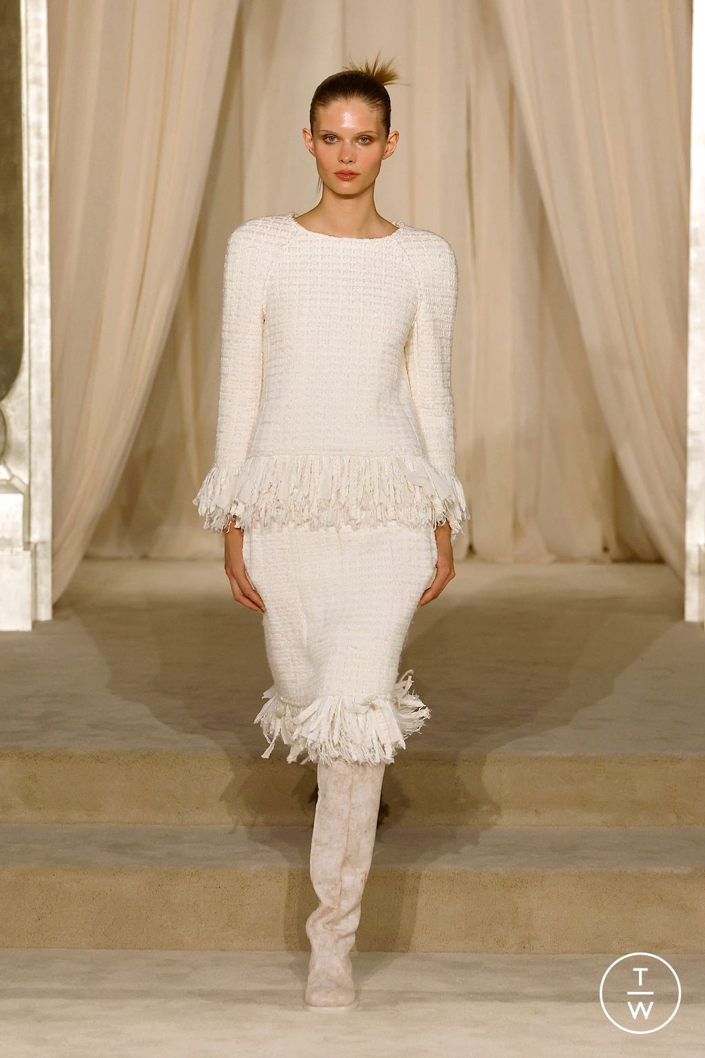 Fashion Week Paris Fall/Winter 2025 look 11 from the Chanel collection couture