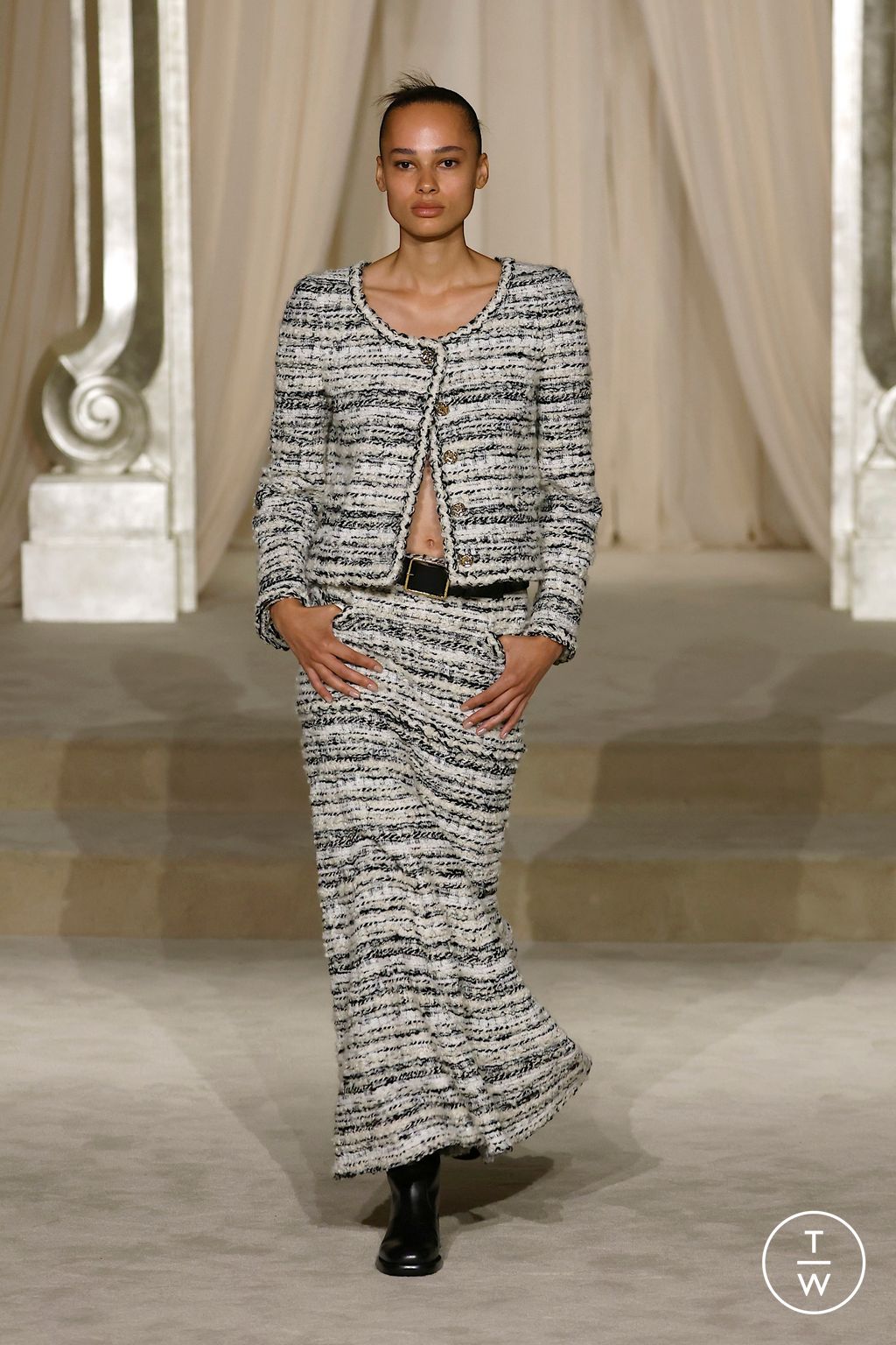 Fashion Week Paris Fall/Winter 2025 look 12 from the Chanel collection couture