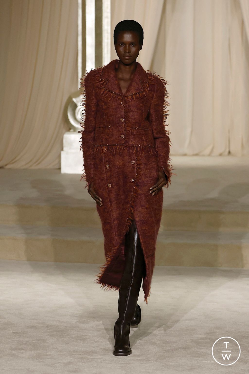 Fashion Week Paris Fall/Winter 2025 look 14 from the Chanel collection couture