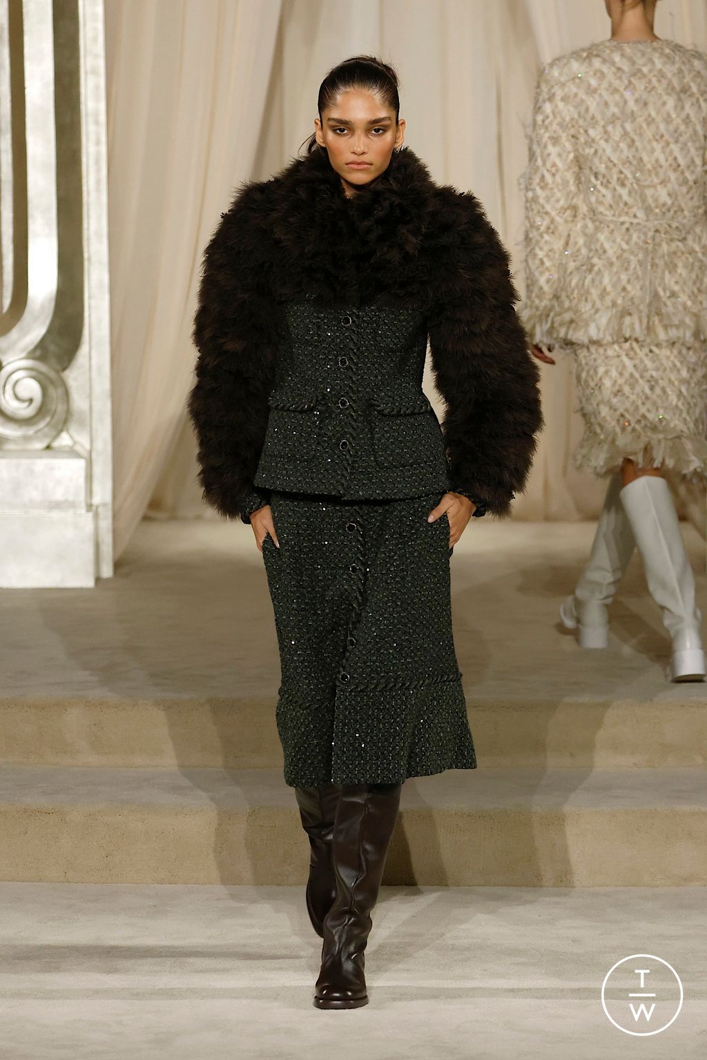 Fashion Week Paris Fall/Winter 2025 look 15 from the Chanel collection couture