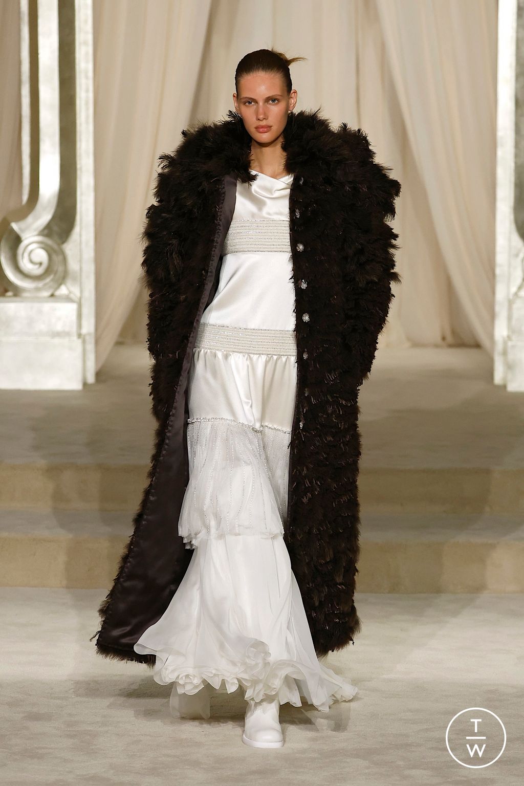 Fashion Week Paris Fall/Winter 2025 look 17 from the Chanel collection couture
