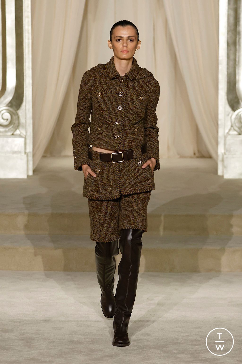Fashion Week Paris Fall/Winter 2025 look 18 from the Chanel collection couture
