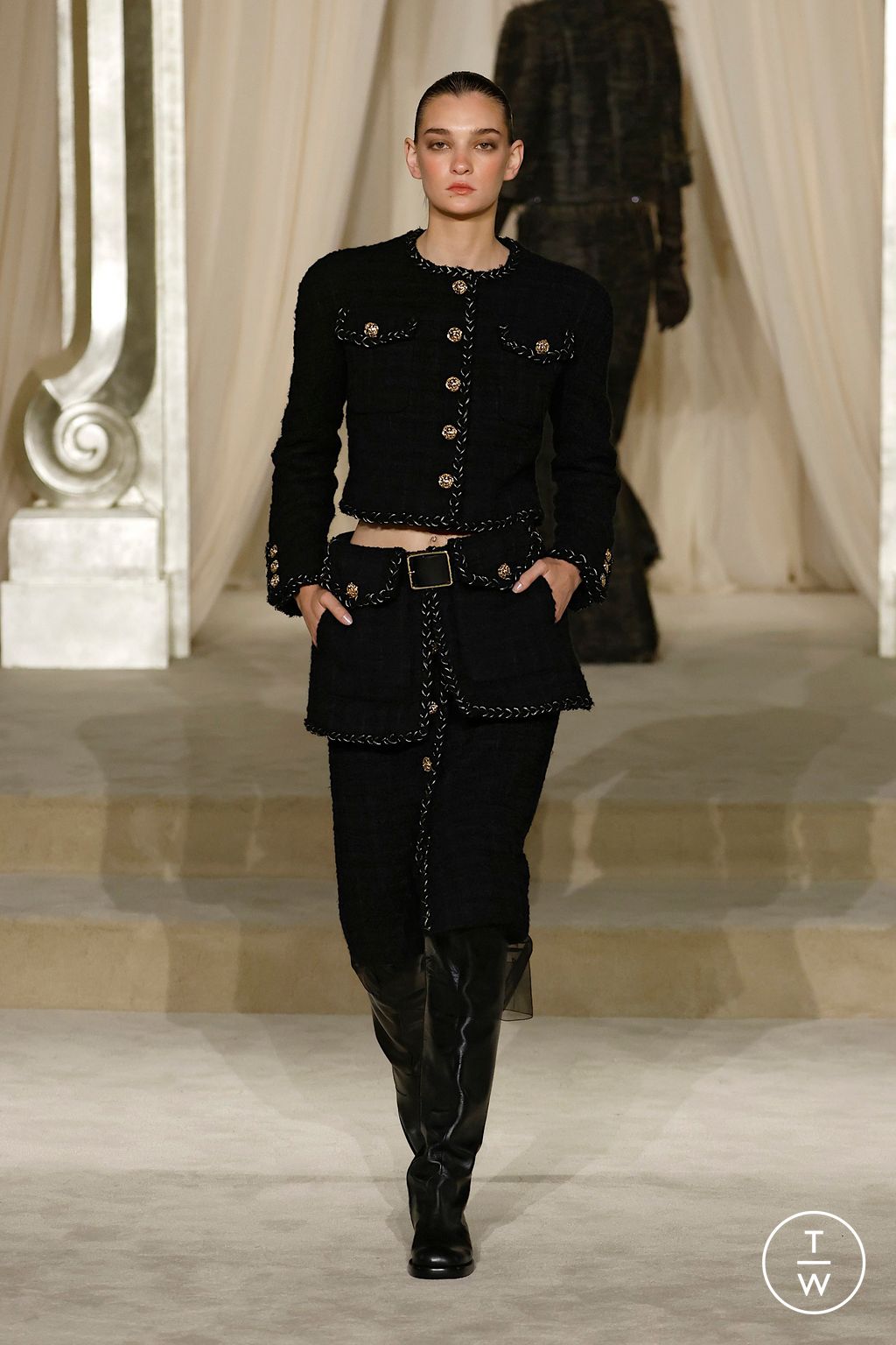 Fashion Week Paris Fall/Winter 2025 look 19 from the Chanel collection couture