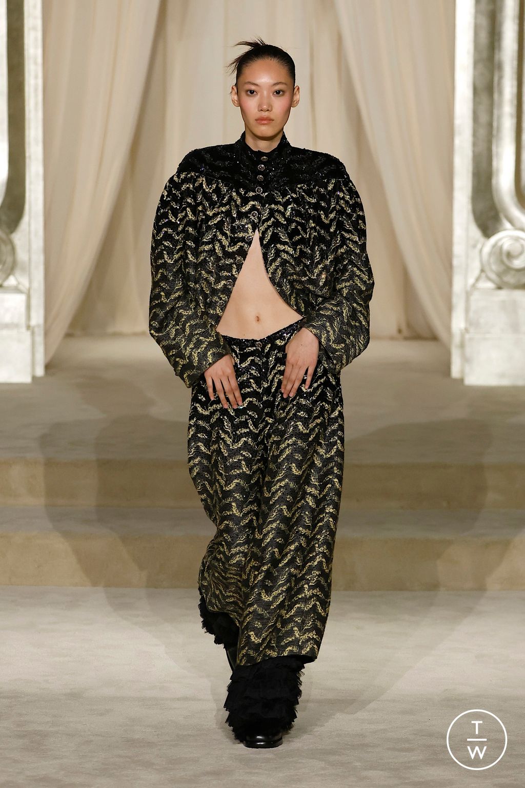 Fashion Week Paris Fall/Winter 2025 look 20 from the Chanel collection couture