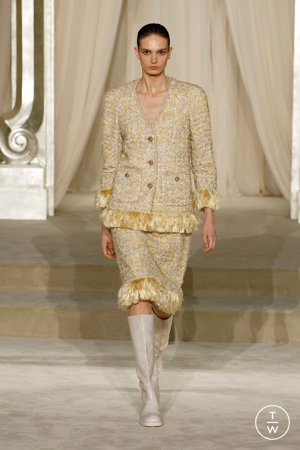 Fashion Week Paris Fall/Winter 2025 look 21 from the Chanel collection couture
