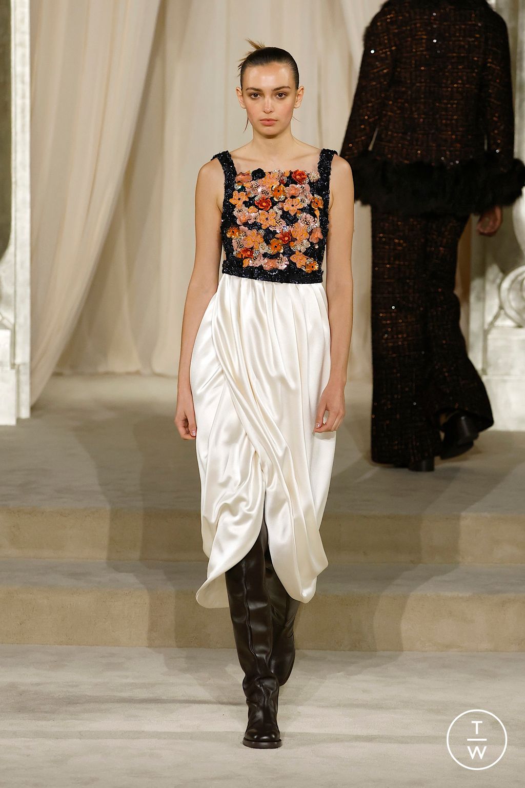 Fashion Week Paris Fall/Winter 2025 look 23 from the Chanel collection couture