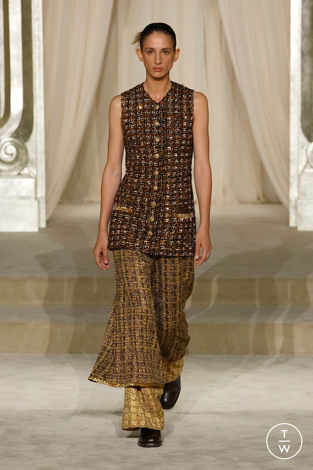 Fashion Week Paris Fall/Winter 2025 look 25 from the Chanel collection couture