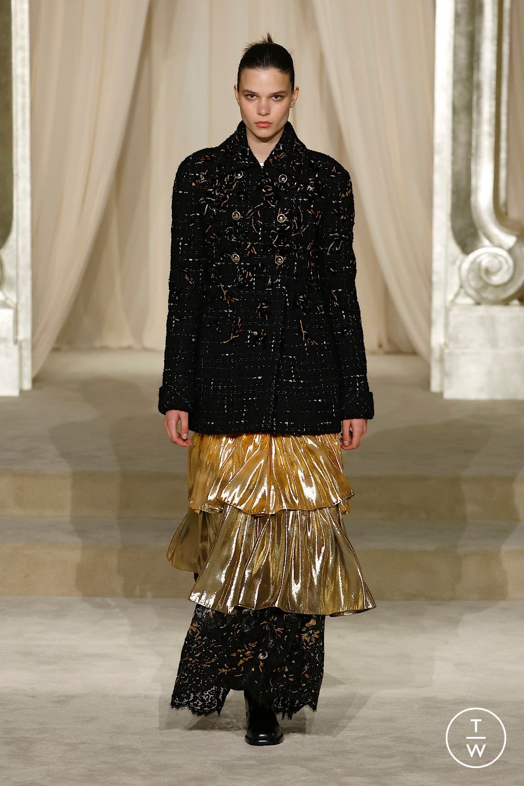 Fashion Week Paris Fall/Winter 2025 look 26 from the Chanel collection couture