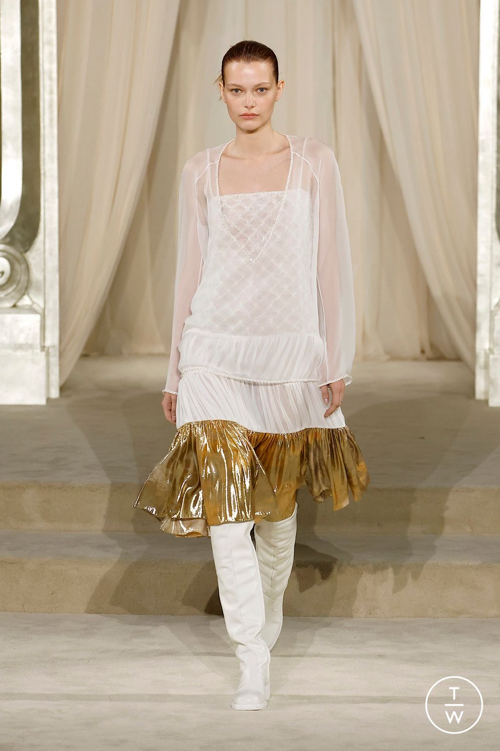 Fashion Week Paris Fall/Winter 2025 look 27 from the Chanel collection couture