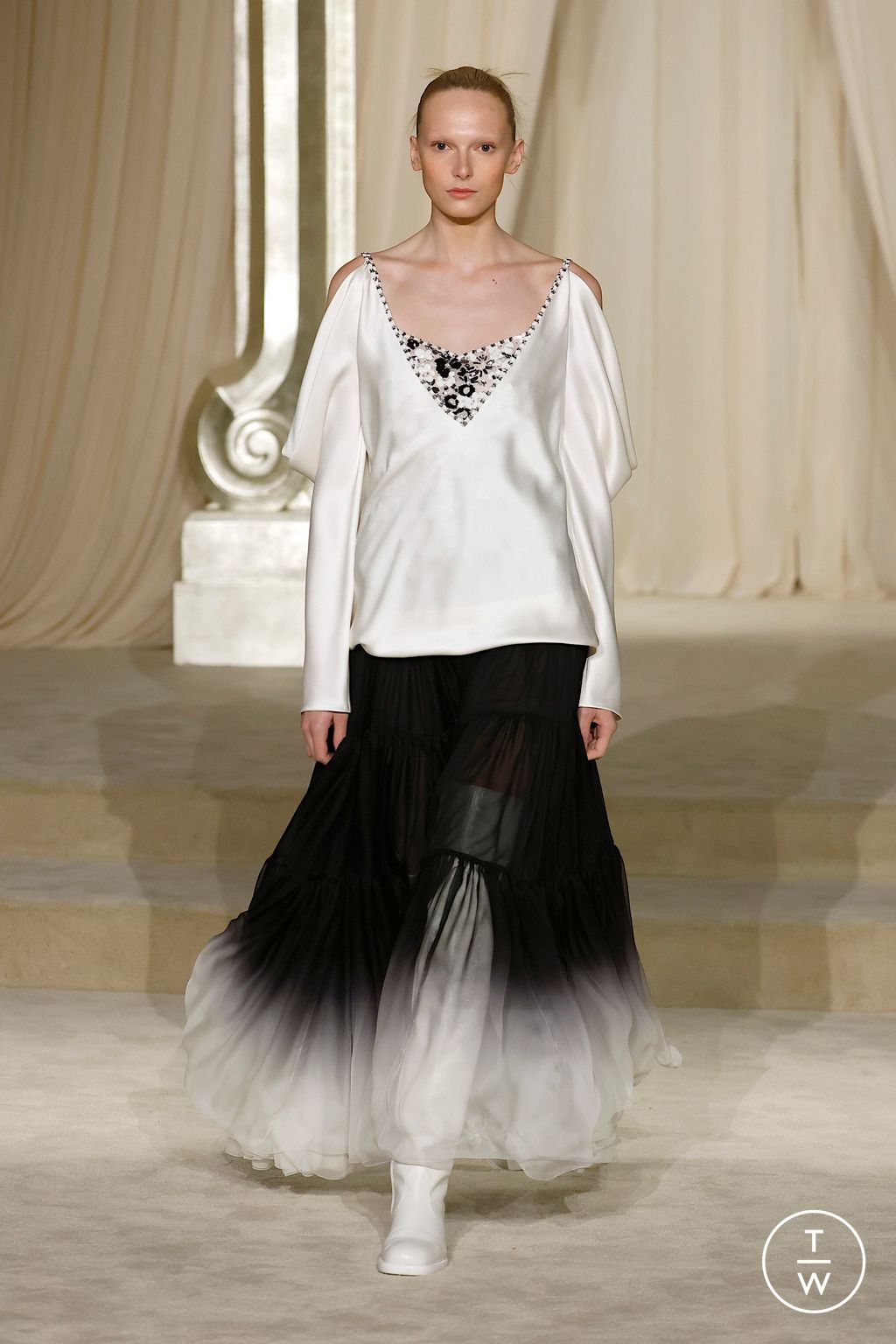 Fashion Week Paris Fall/Winter 2025 look 29 from the Chanel collection 高级定制