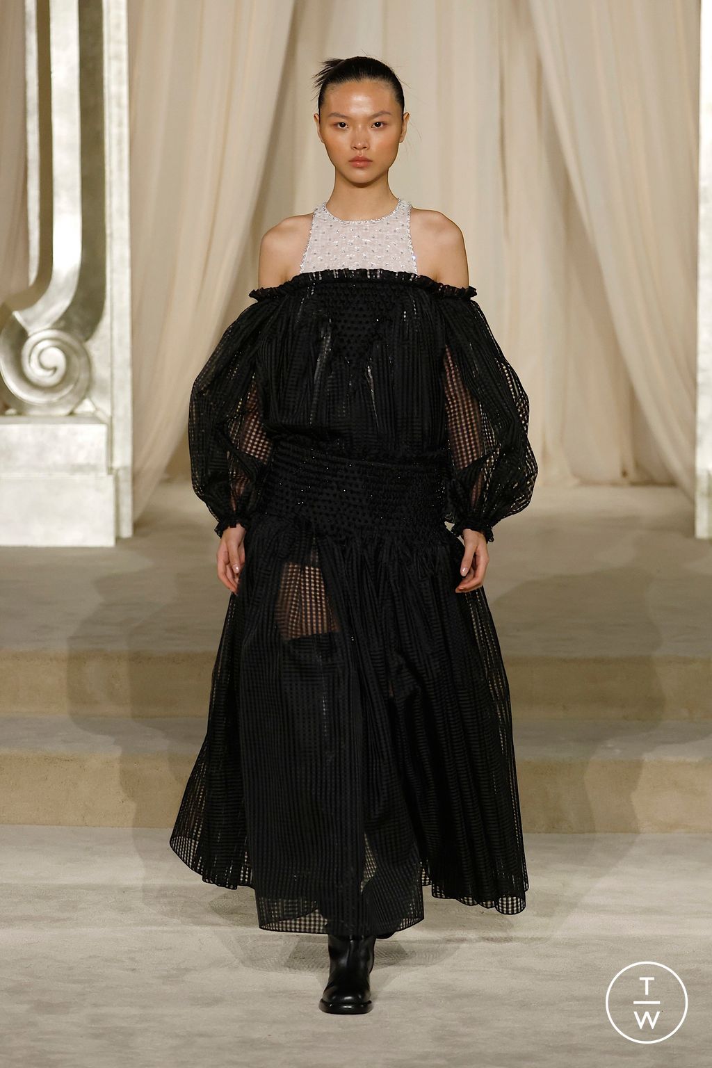 Fashion Week Paris Fall/Winter 2025 look 30 from the Chanel collection couture