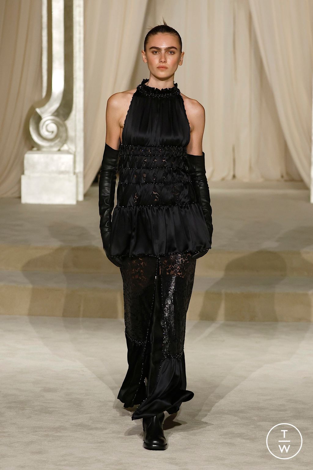 Fashion Week Paris Fall/Winter 2025 look 33 from the Chanel collection couture