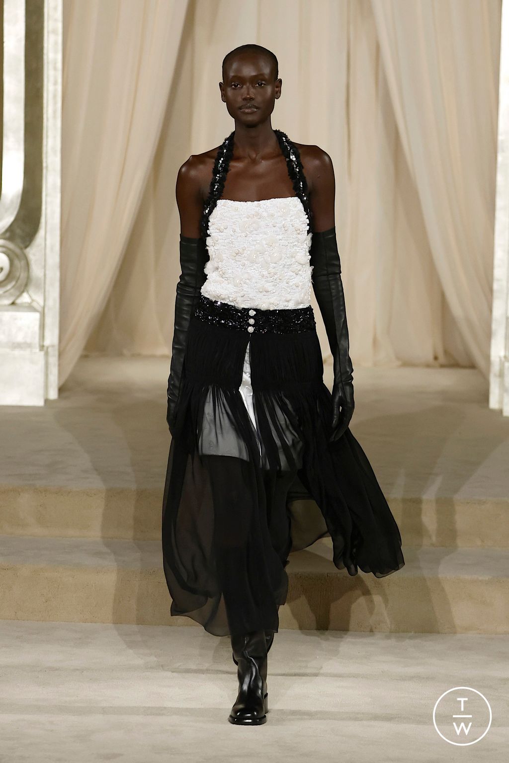 Fashion Week Paris Fall/Winter 2025 look 34 from the Chanel collection couture