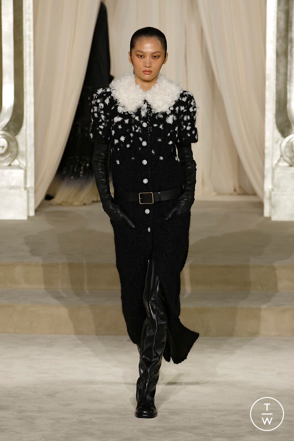 Fashion Week Paris Fall/Winter 2025 look 35 from the Chanel collection couture