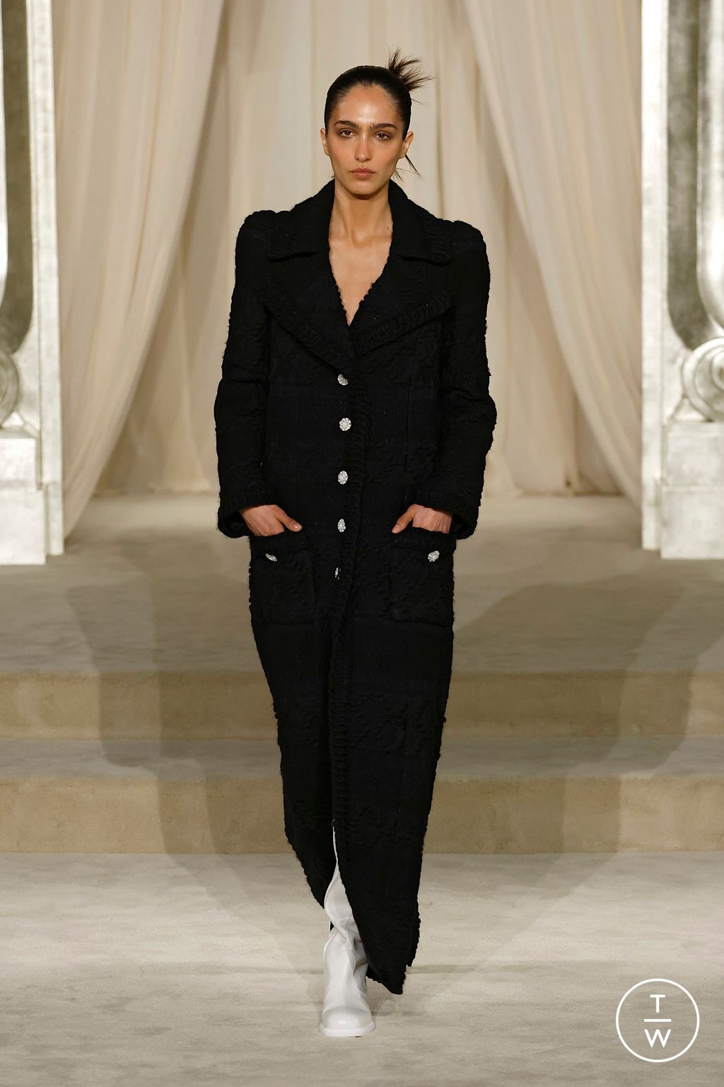 Fashion Week Paris Fall/Winter 2025 look 36 from the Chanel collection couture