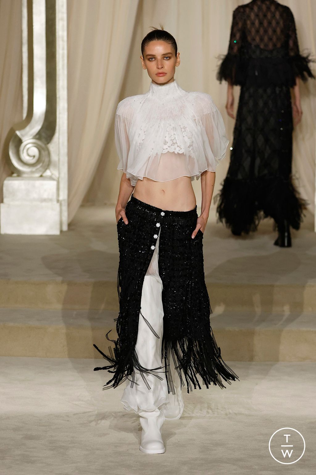 Fashion Week Paris Fall/Winter 2025 look 38 from the Chanel collection couture