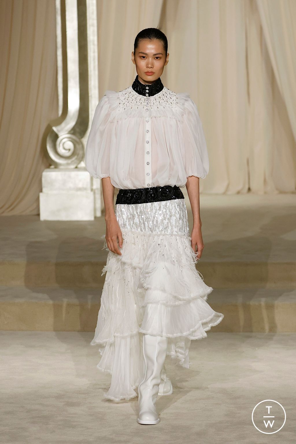 Fashion Week Paris Fall/Winter 2025 look 40 from the Chanel collection couture