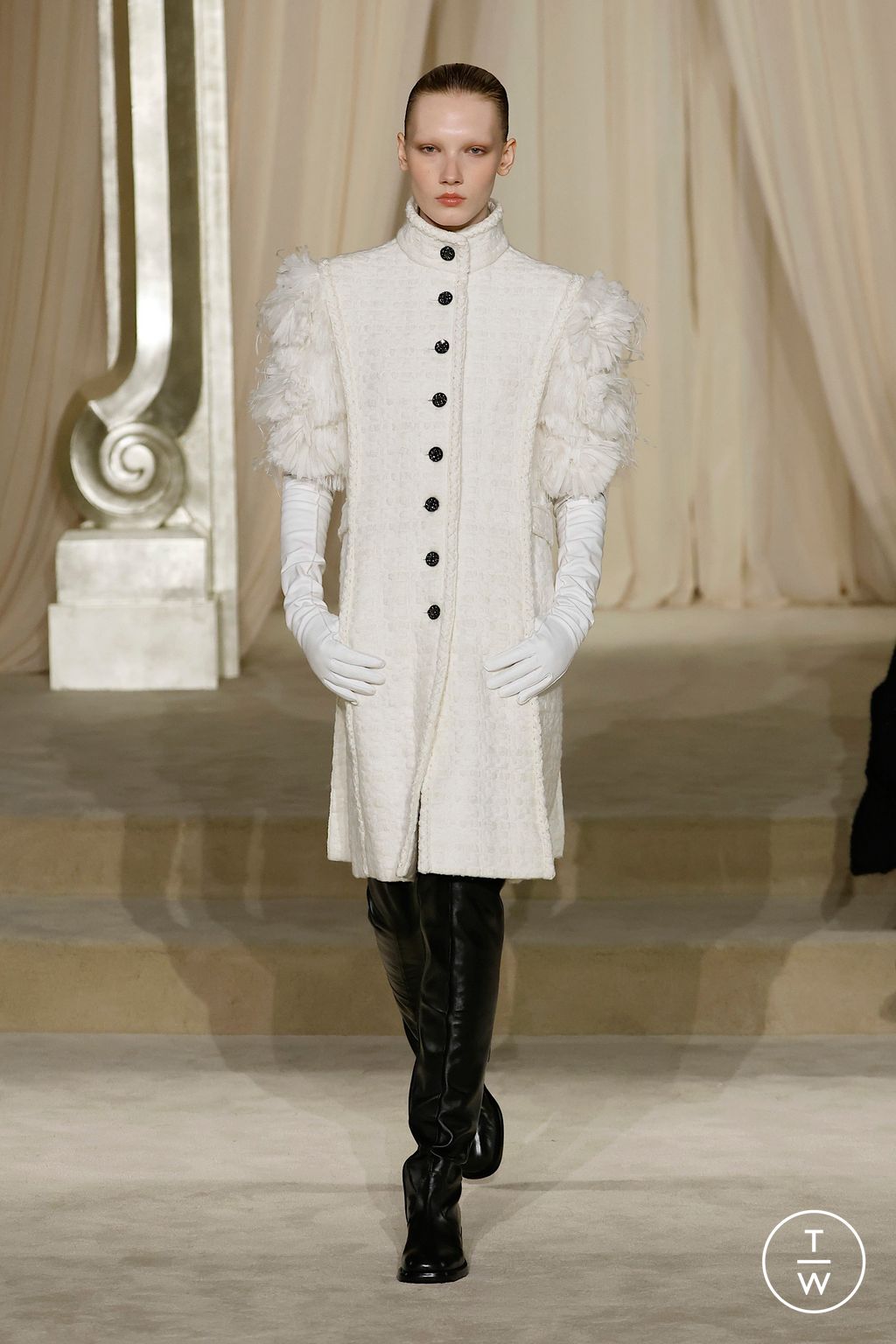 Fashion Week Paris Fall/Winter 2025 look 42 from the Chanel collection couture