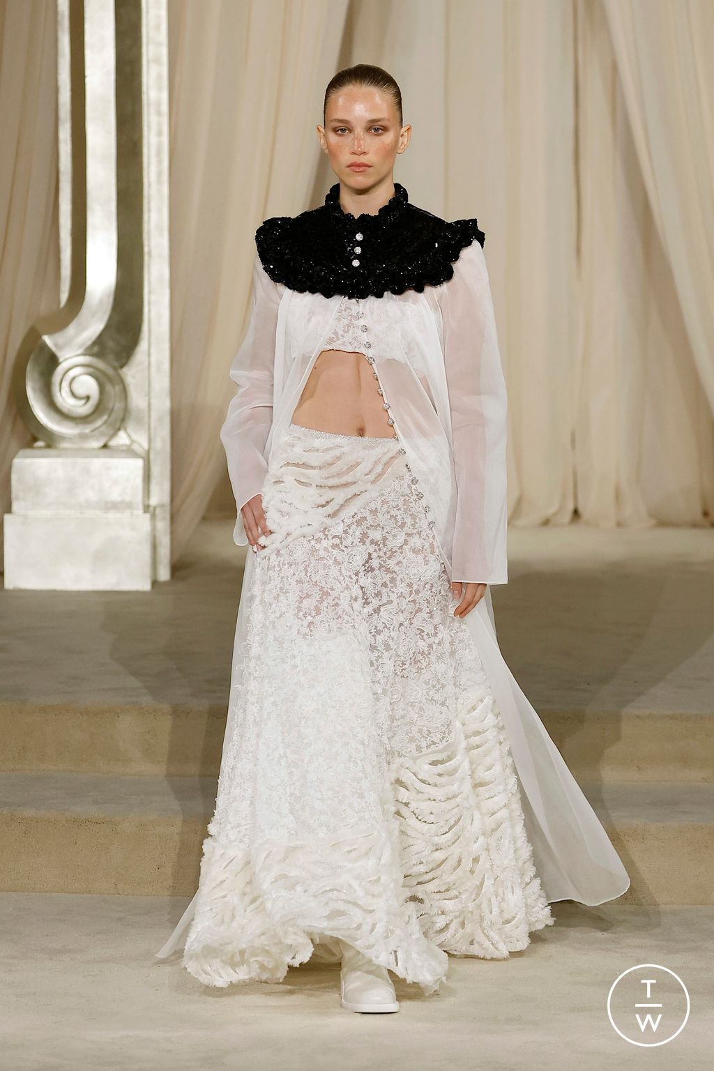 Fashion Week Paris Fall/Winter 2025 look 45 from the Chanel collection couture
