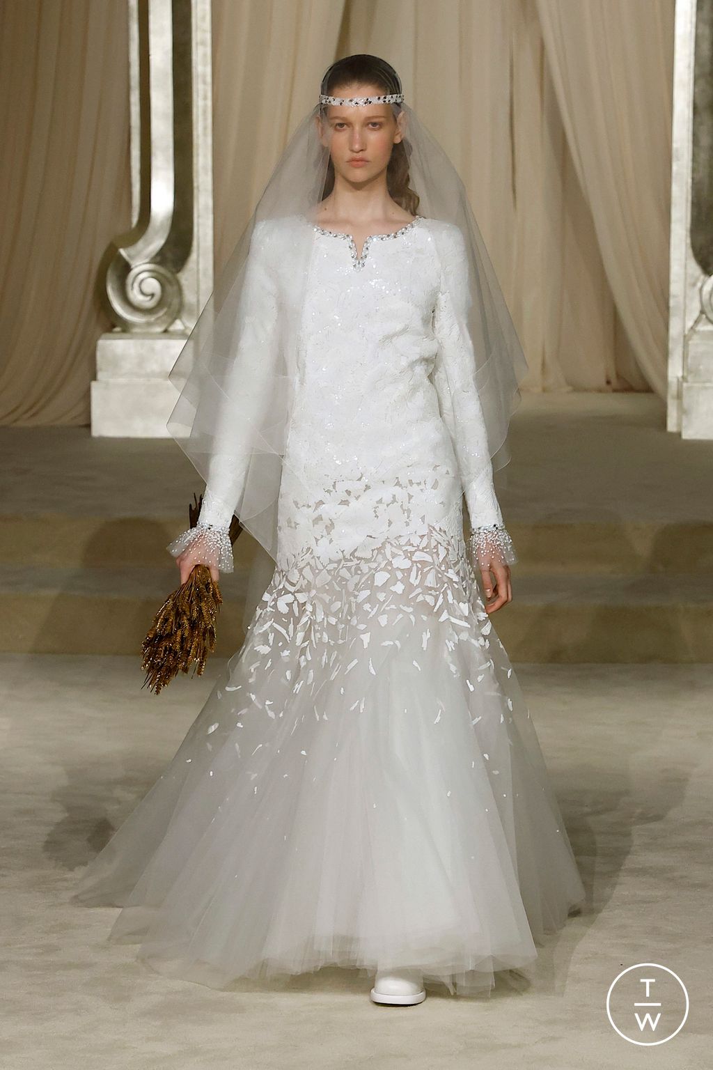 Fashion Week Paris Fall/Winter 2025 look 46 from the Chanel collection couture