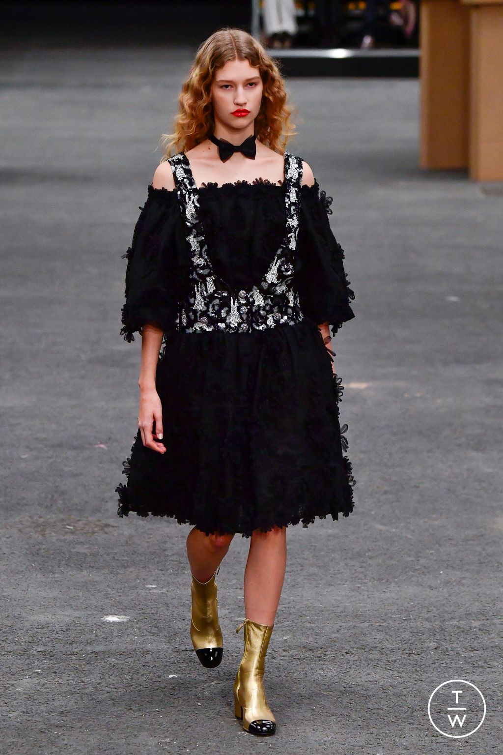 Fashion Week Paris Spring/Summer 2023 look 26 from the Chanel collection couture