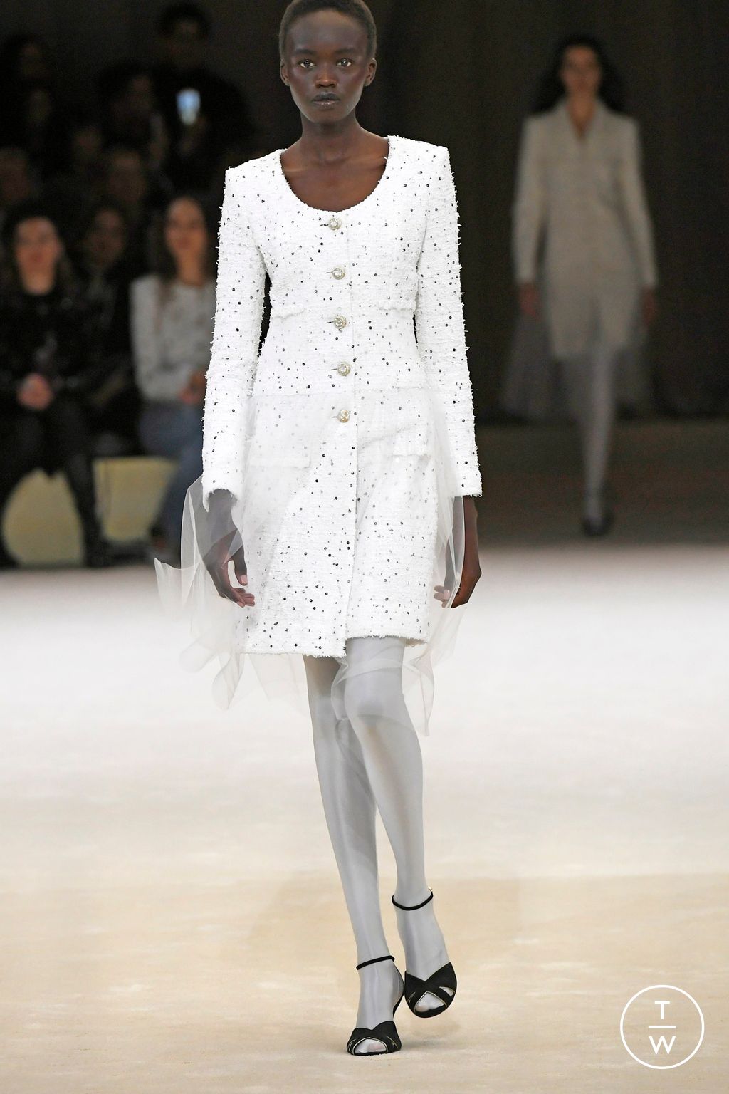 Fashion Week Paris Spring/Summer 2024 look 2 de la collection Chanel couture