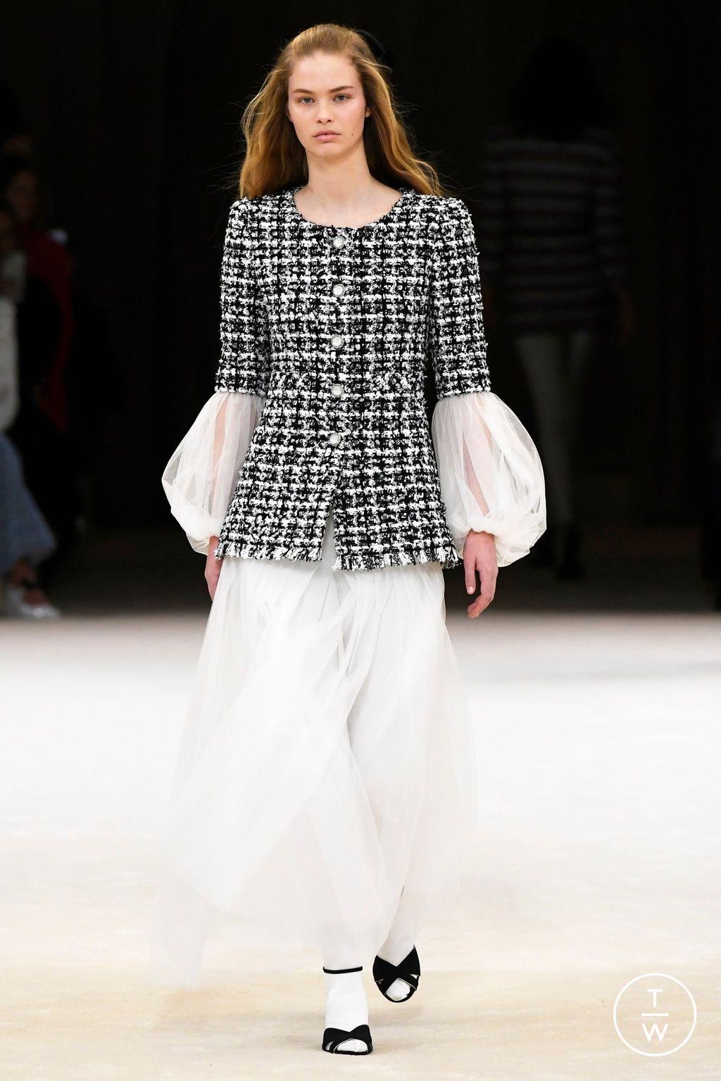 Fashion Week Paris Spring/Summer 2024 look 26 from the Chanel collection couture