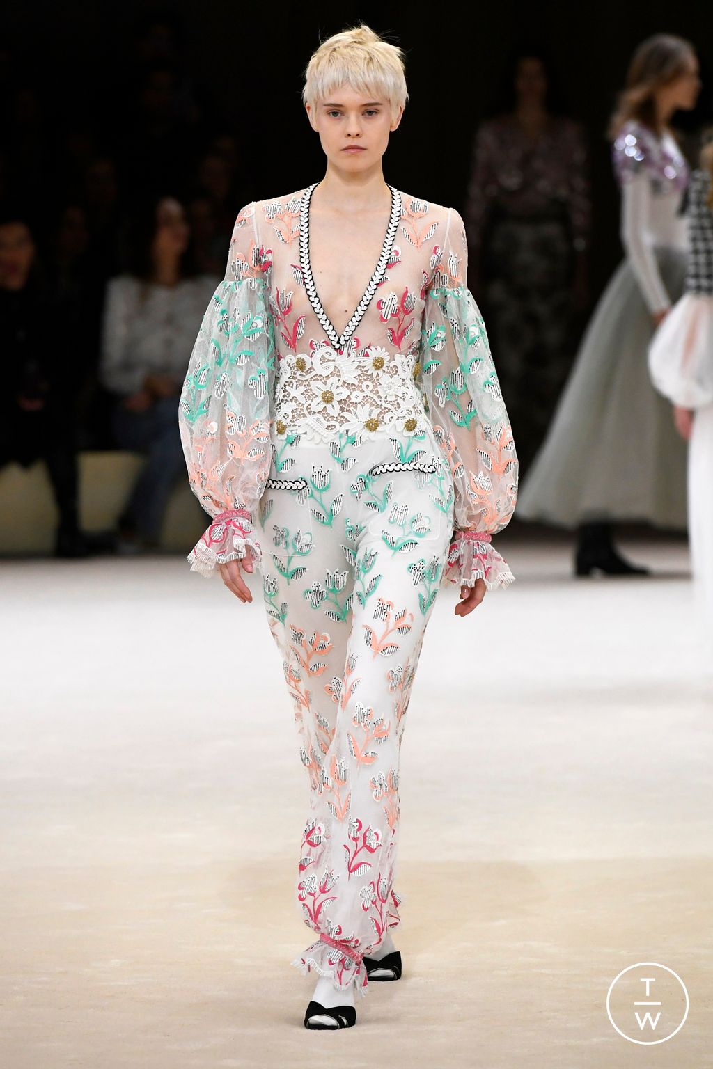 Fashion Week Paris Spring/Summer 2024 look 31 from the Chanel collection couture