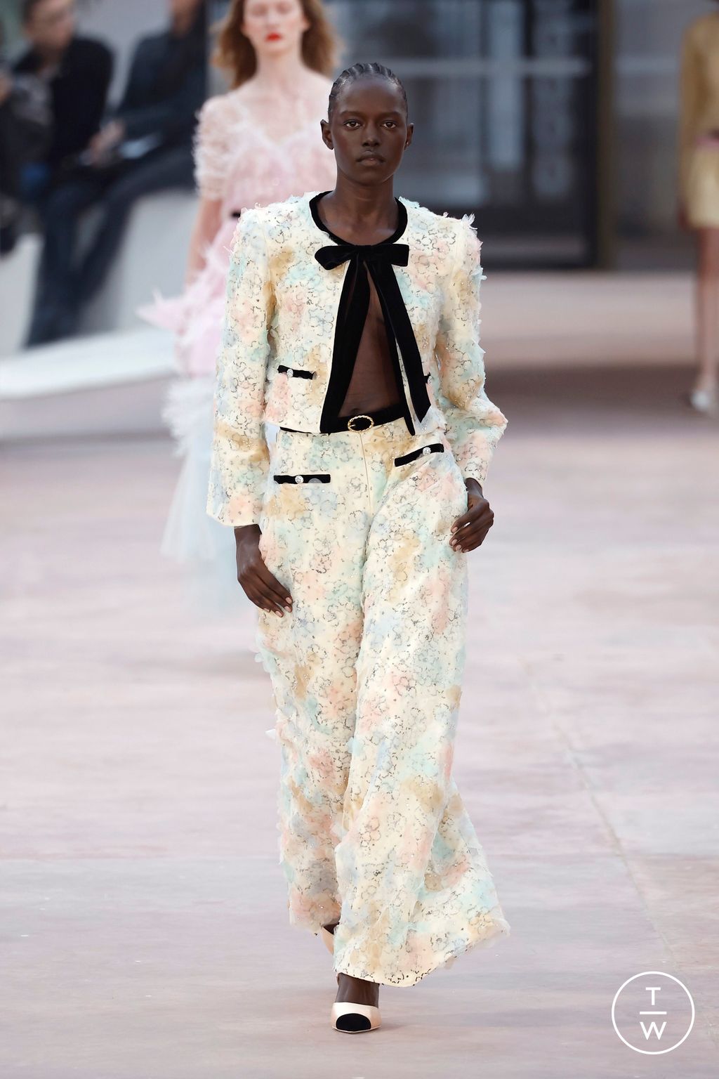 Fashion Week Paris Spring/Summer 2025 look 9 de la collection Chanel couture