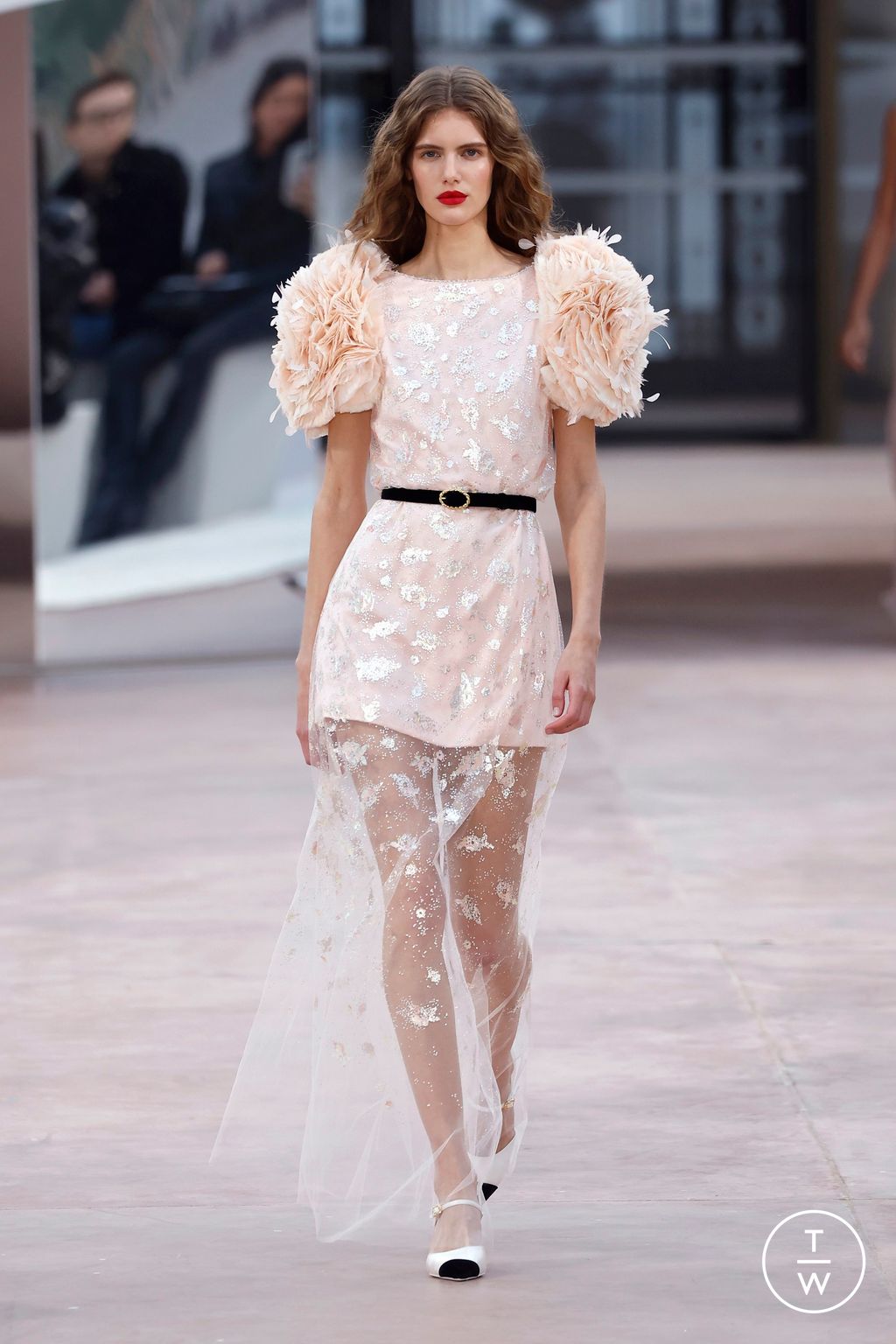 Fashion Week Paris Spring/Summer 2025 look 17 from the Chanel collection couture