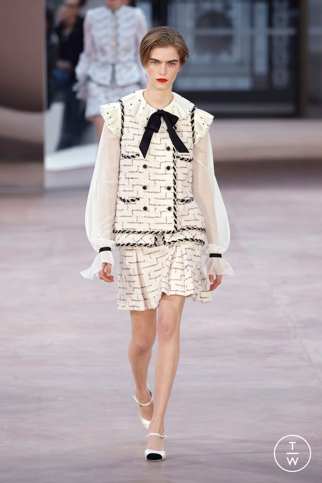 Fashion Week Paris Spring/Summer 2025 look 65 from the Chanel collection 高级定制