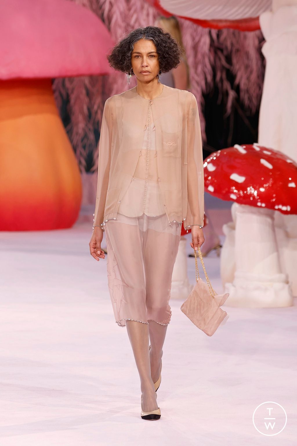 Fashion Week Paris Spring/Summer 2026 look 1 from the Chanel collection 高级定制