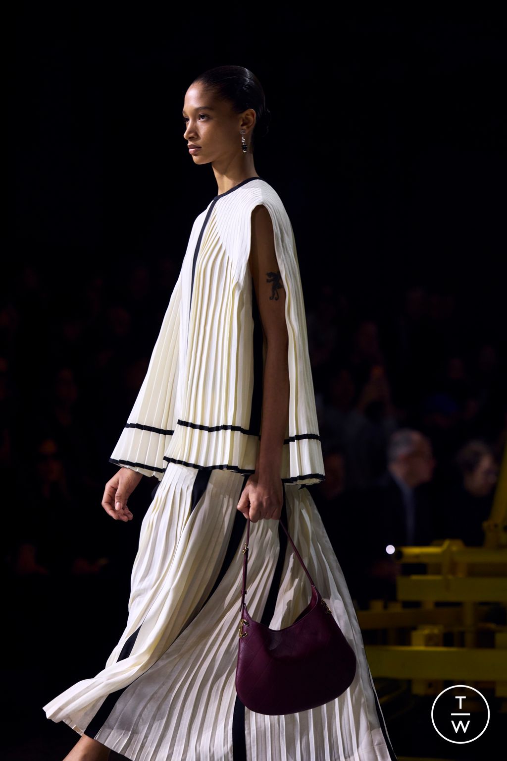 Fashion Week Paris Fall/Winter 2026 look 2 from the Chanel collection 女装配饰