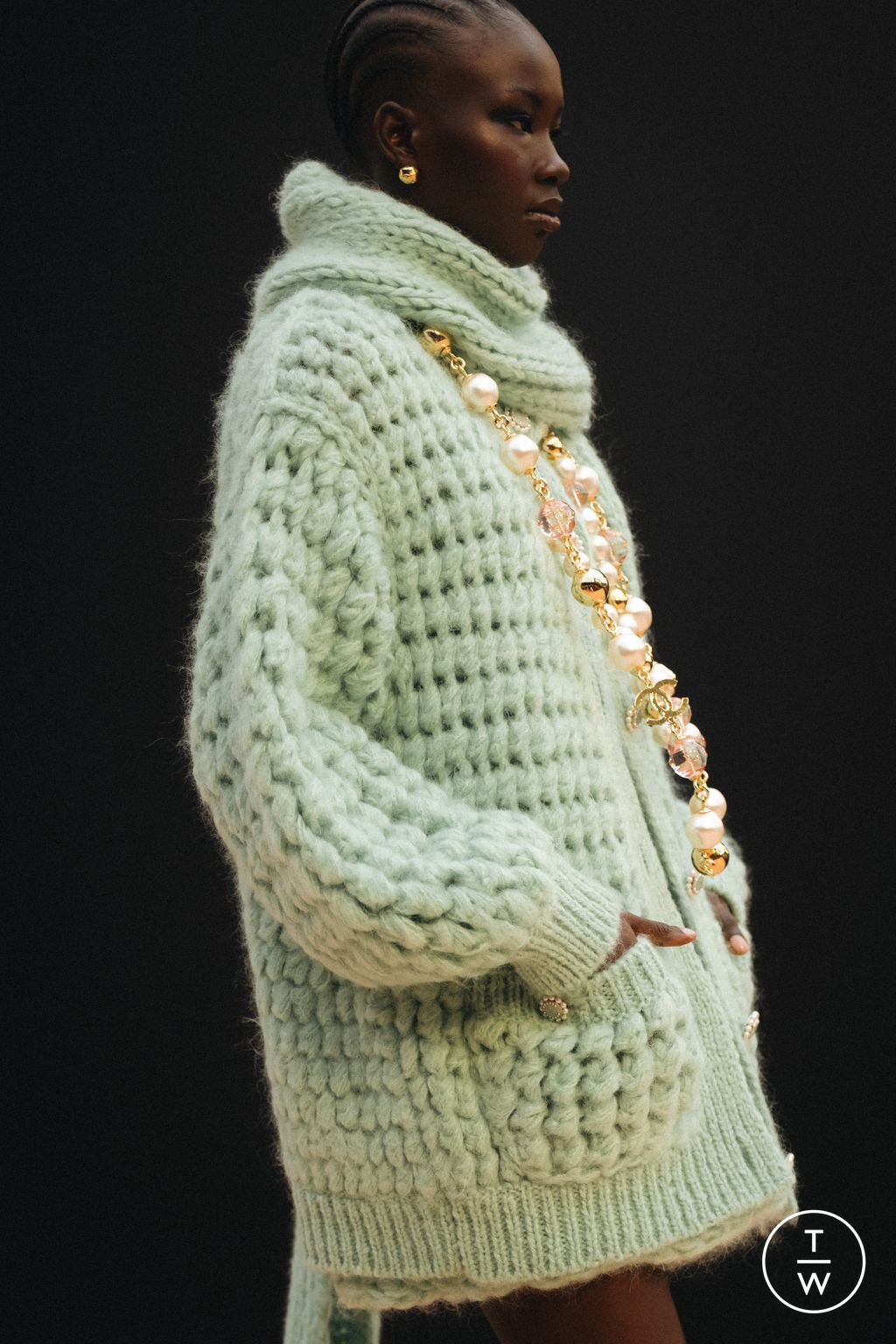 Fashion Week Paris Fall/Winter 2025 look 20 from the Chanel collection 女装配饰