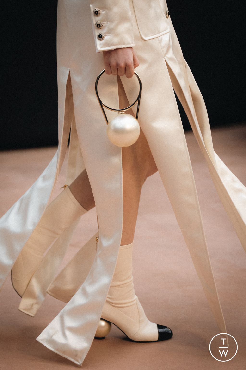 Fashion Week Paris Fall/Winter 2025 look 22 from the Chanel collection womenswear accessories