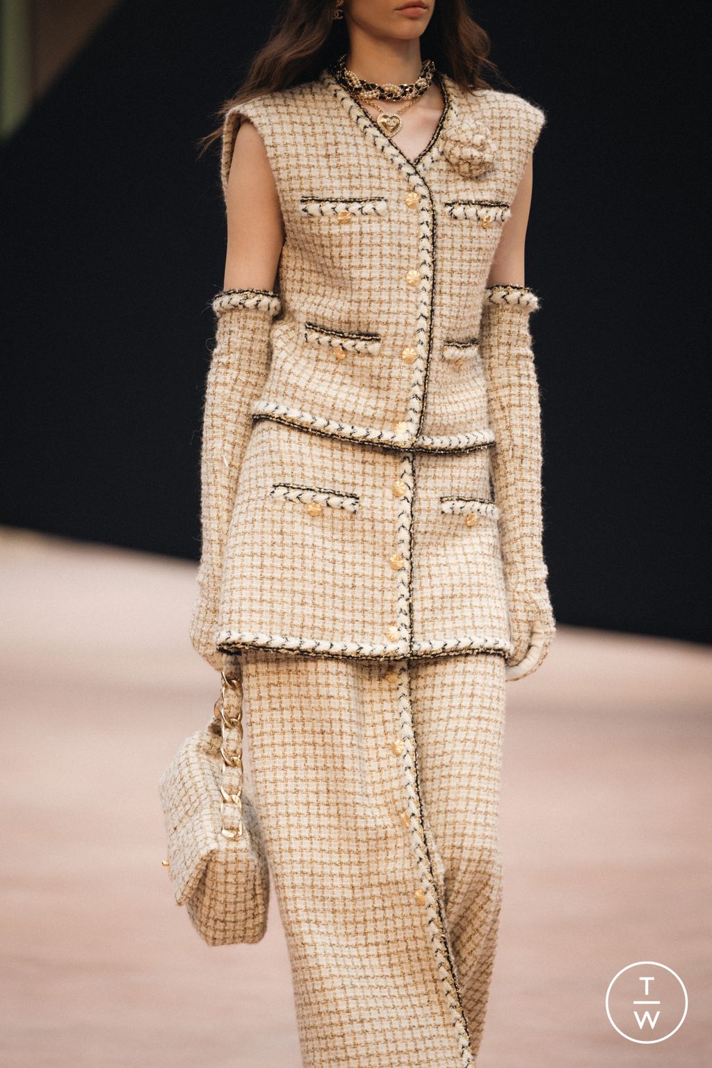 Fashion Week Paris Fall/Winter 2025 look 16 from the Chanel collection womenswear accessories