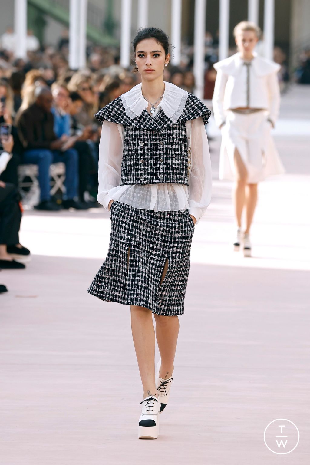 Fashion Week Paris Spring/Summer 2025 look 2 from the Chanel collection womenswear