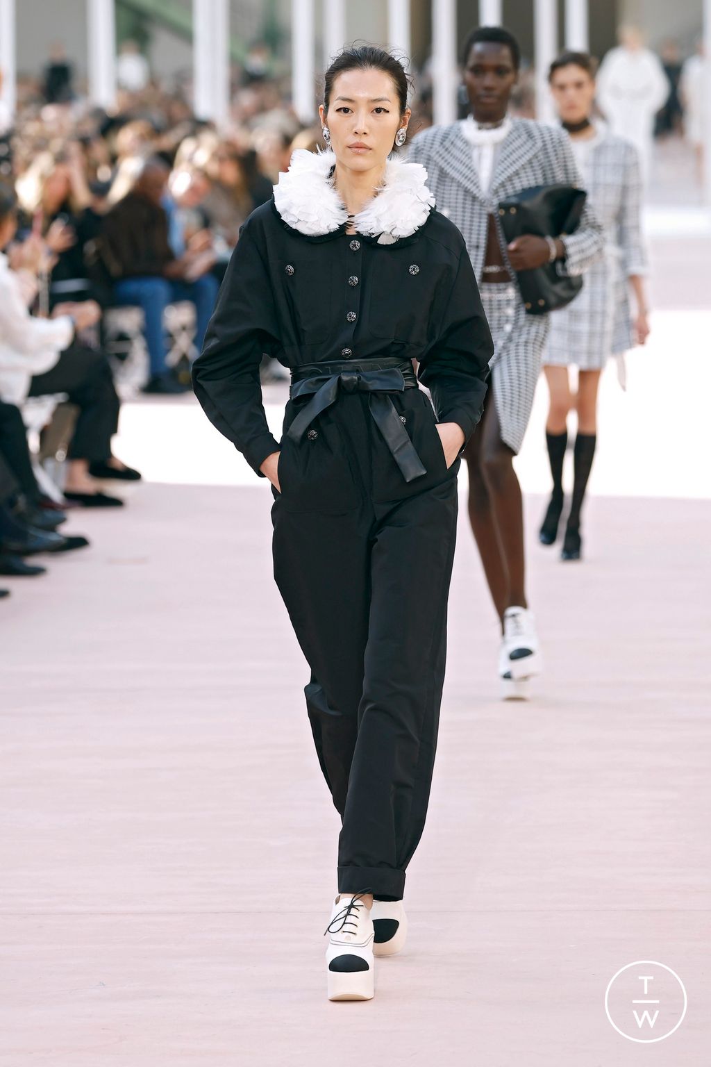 Fashion Week Paris Spring-Summer 2025 look 5 from the Chanel collection womenswear