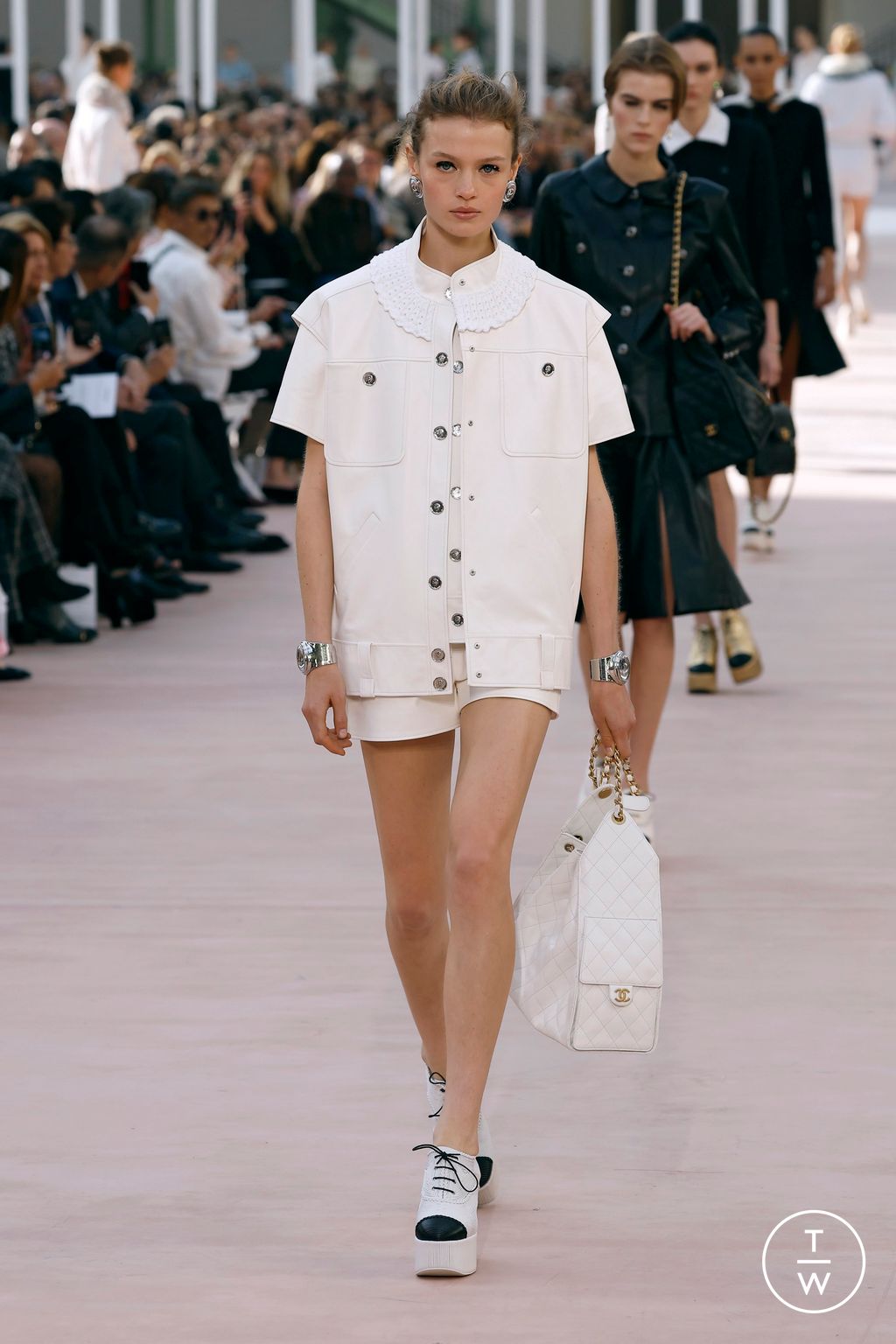 Fashion Week Paris Spring/Summer 2025 look 16 from the Chanel collection womenswear
