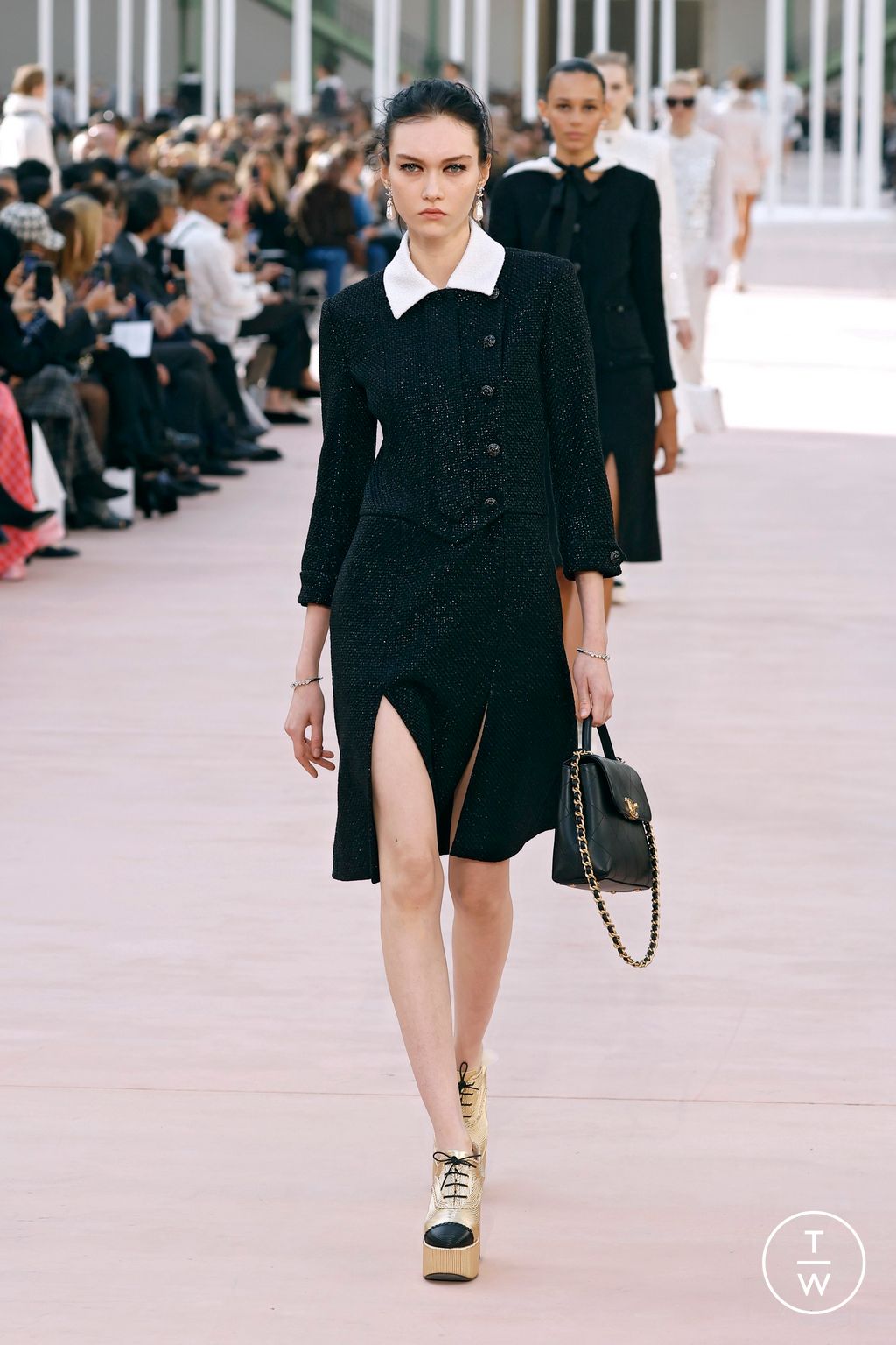 Fashion Week Paris Spring/Summer 2025 look 18 from the Chanel collection womenswear