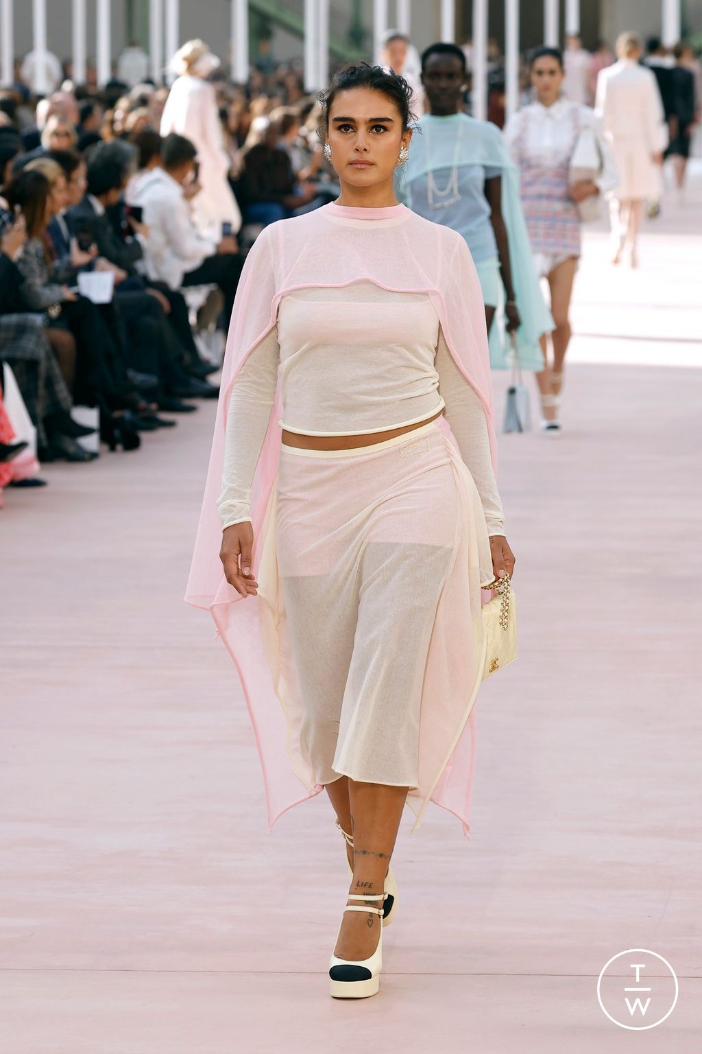 Fashion Week Paris Spring/Summer 2025 look 26 from the Chanel collection womenswear