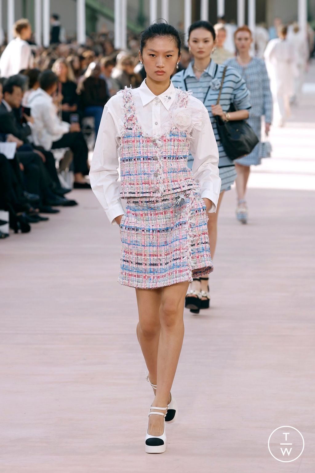 Fashion Week Paris Spring/Summer 2025 look 29 from the Chanel collection womenswear