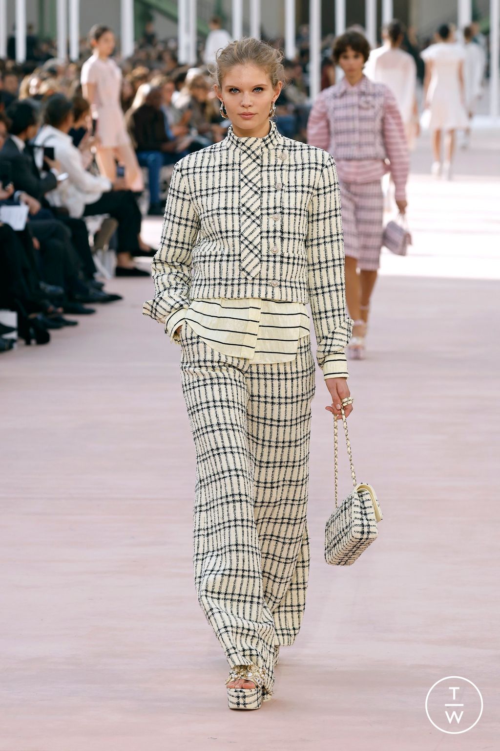 Fashion Week Paris Spring/Summer 2025 look 32 from the Chanel collection womenswear