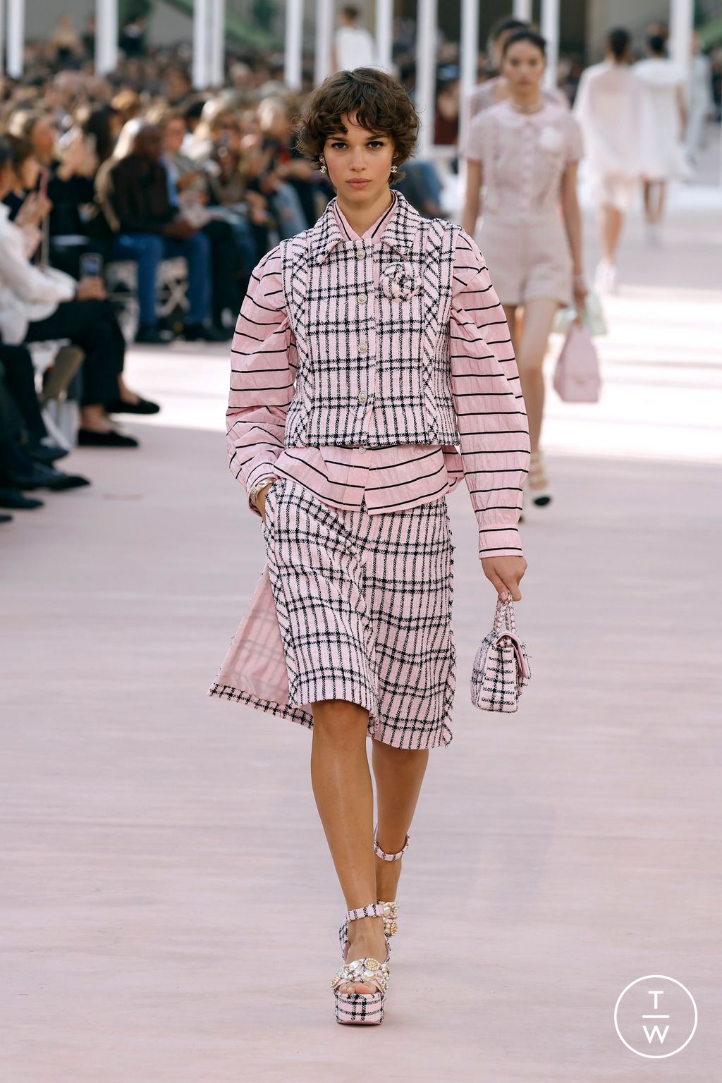 Fashion Week Paris Spring/Summer 2025 look 33 from the Chanel collection womenswear