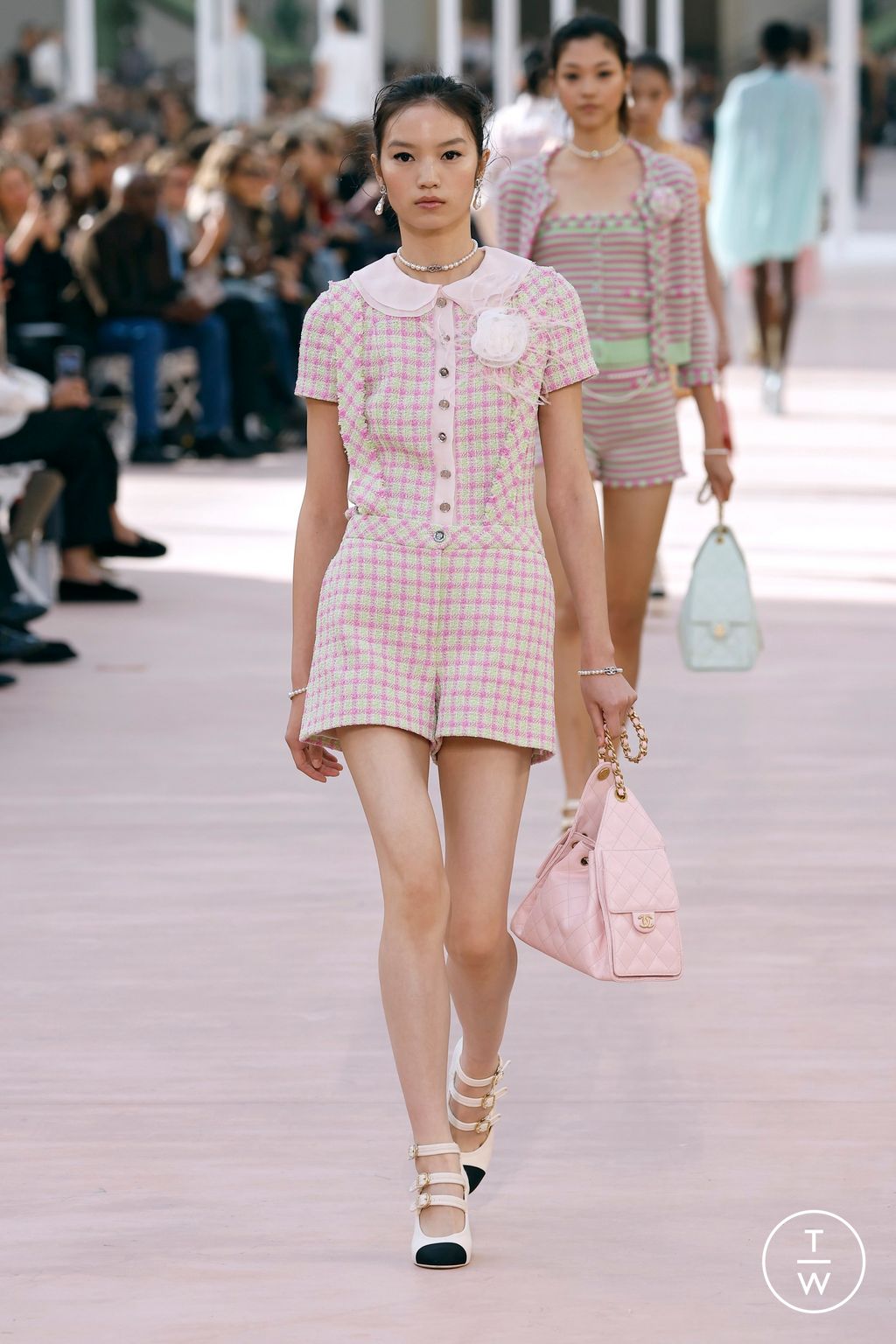 Fashion Week Paris Spring/Summer 2025 look 34 from the Chanel collection womenswear