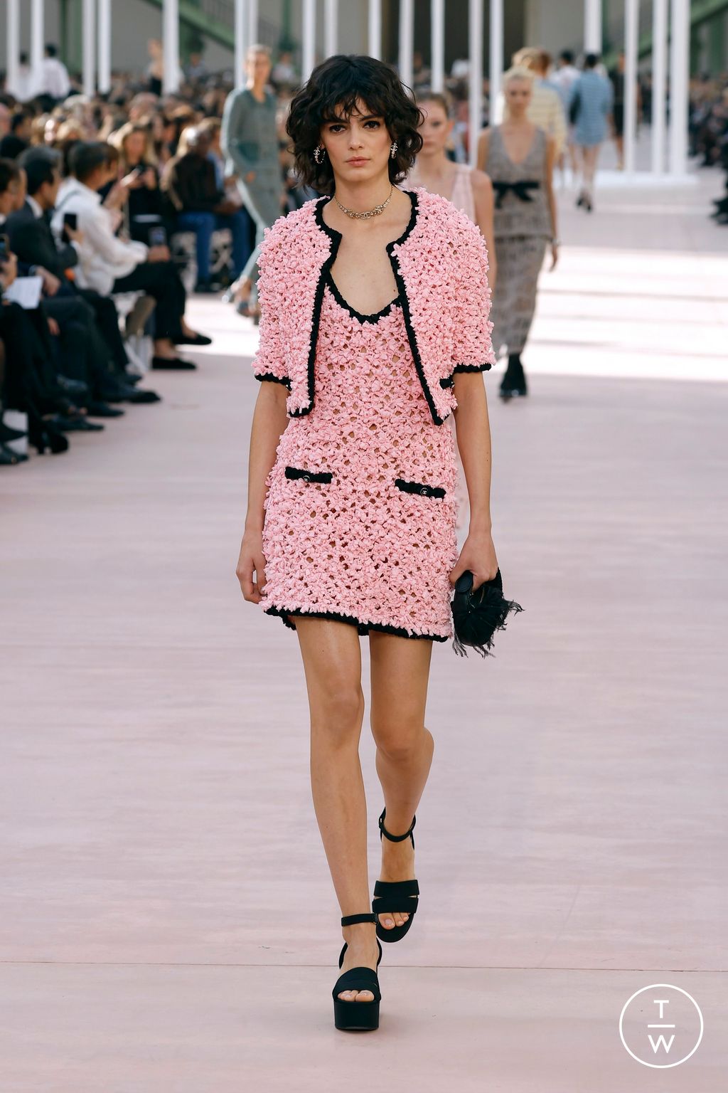 Fashion Week Paris Spring/Summer 2025 look 39 from the Chanel collection womenswear