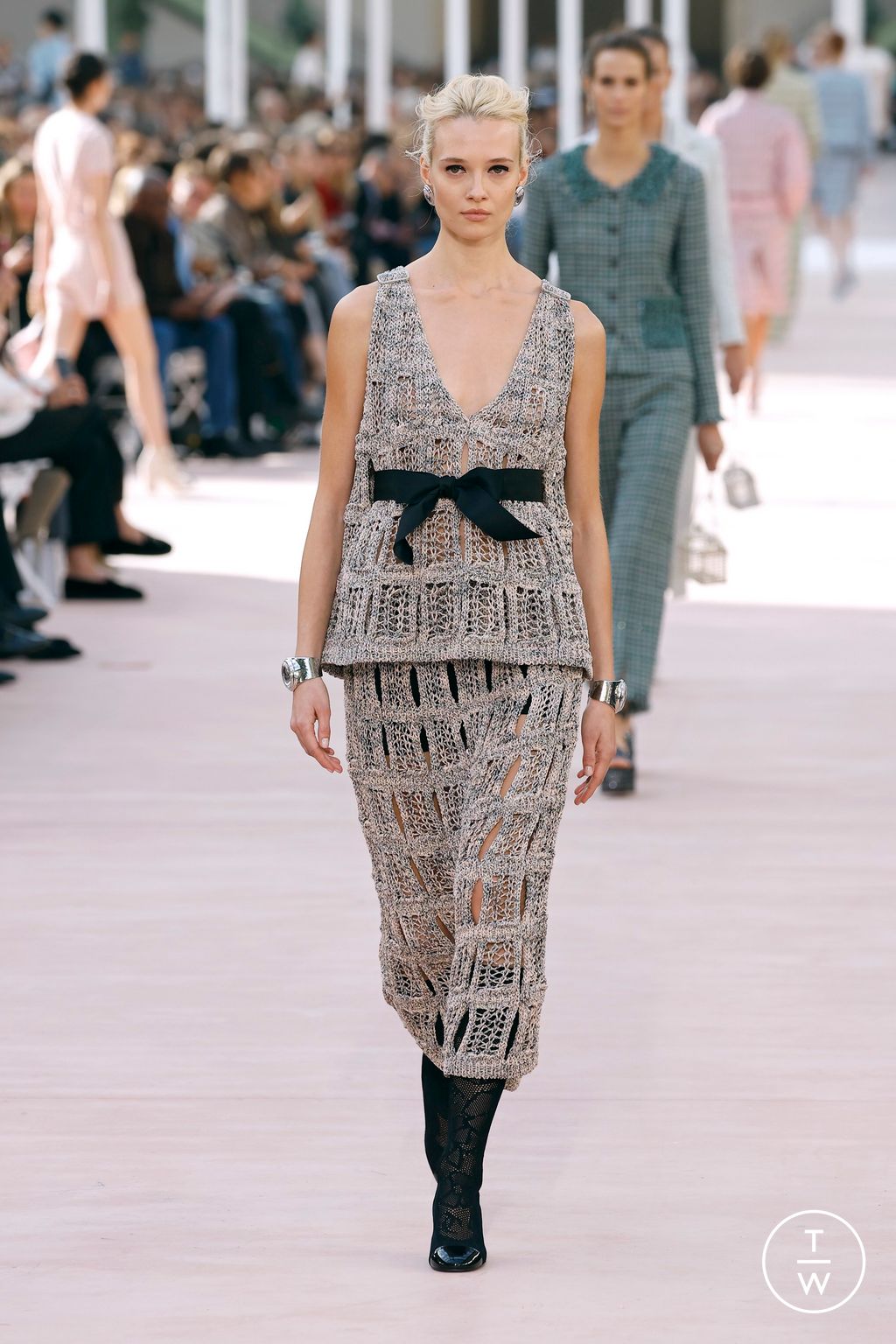 Fashion Week Paris Spring/Summer 2025 look 41 from the Chanel collection womenswear