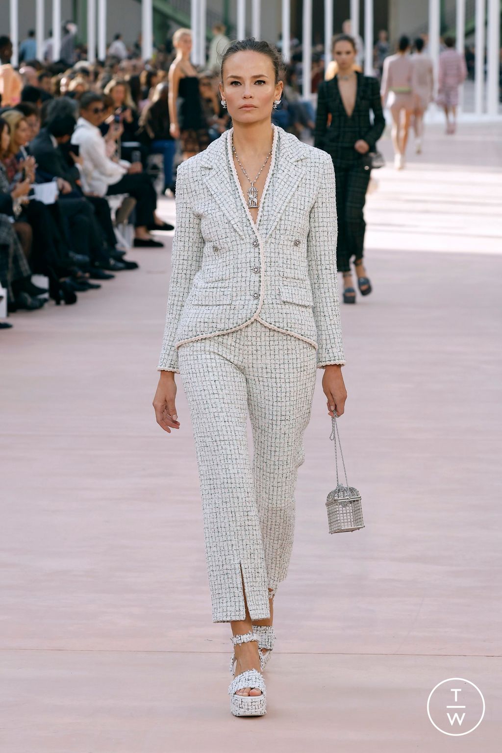 Fashion Week Paris Spring/Summer 2025 look 43 from the Chanel collection womenswear
