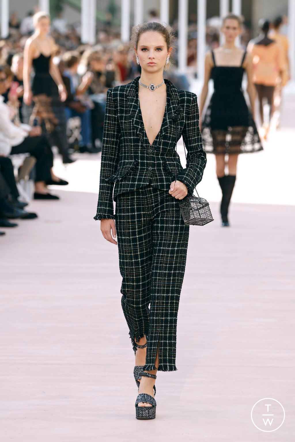 Fashion Week Paris Spring/Summer 2025 look 44 from the Chanel collection womenswear